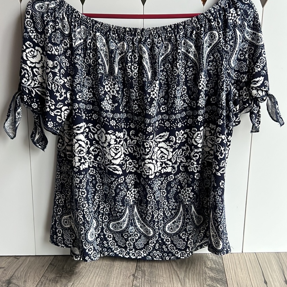 NWT Free Kisses Top Shirt Large